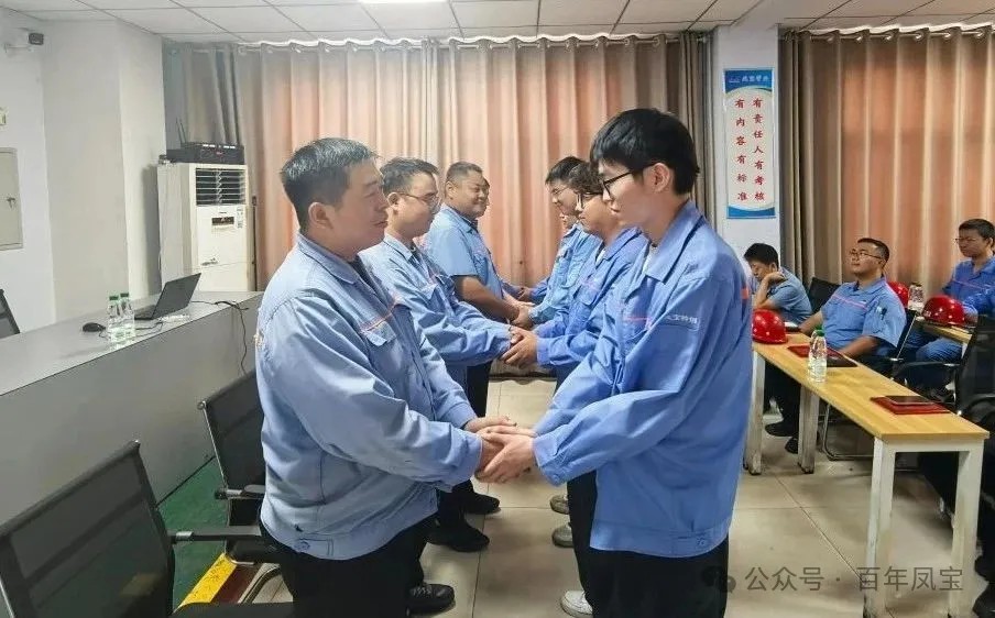 师徒结对 淬火成钢——欧冠网站_欧冠（中国）
管业举行第三届“薪火相传、携手共进”拜师仪式